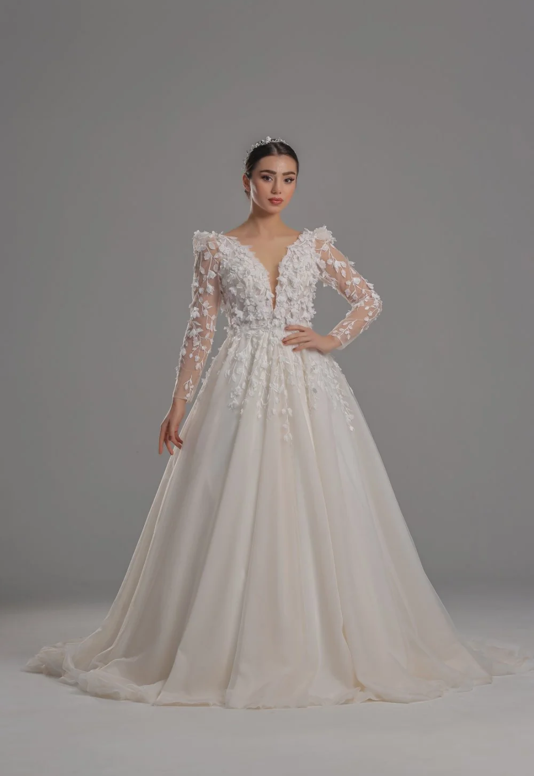 img183 Nancy V Yakalı Kollu Yaprak İşlemeli A Kesim Model Gelinlik - Görsel 1