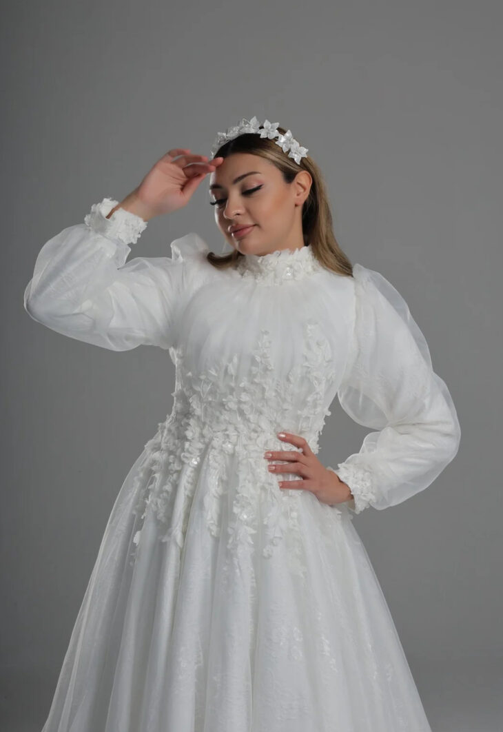 Alison Beden Tek Drapeli Balon Kollu Yarı Beden ve Bel İnişli Papatyalı Eteği Lez Dantelli Helen Tesettür Model Gelinlik