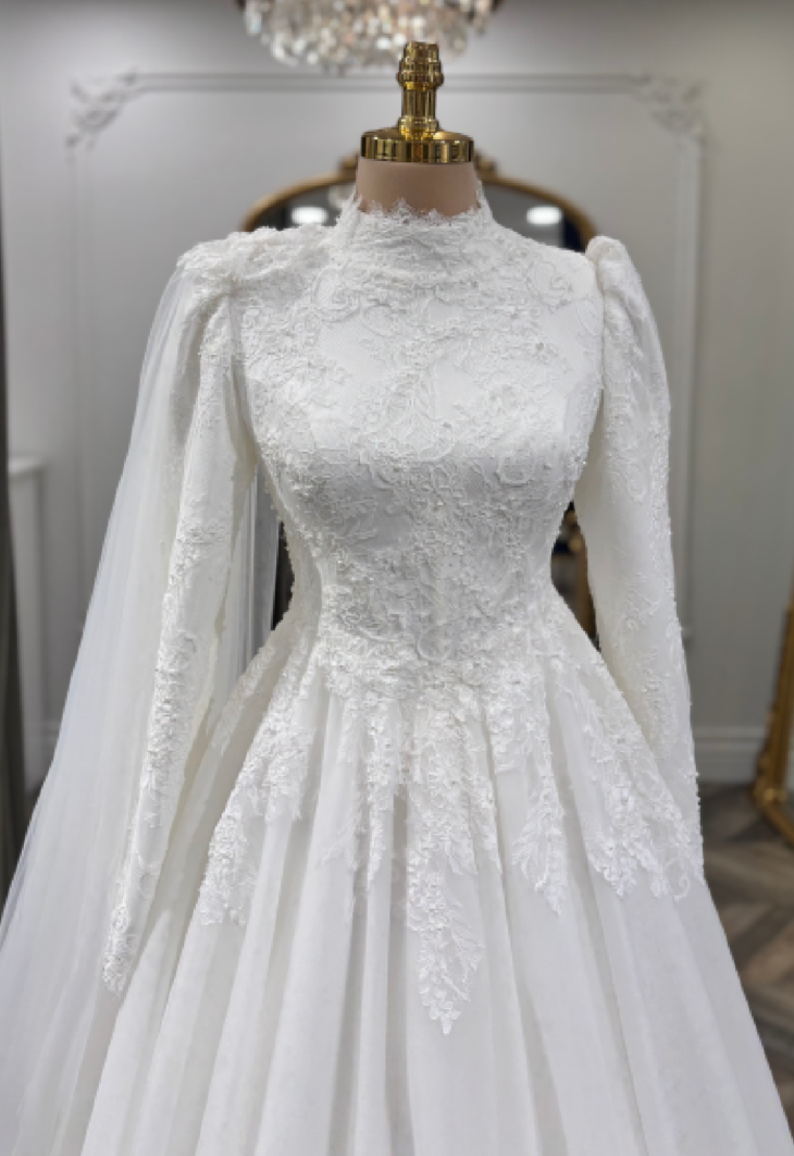Fransız Dantel Şıklığıyla Döşenmiş Omuzdan Takmalı Çıkarmalı Tül Pelerin Detaylı Tül etek Helen Model Gelinlik